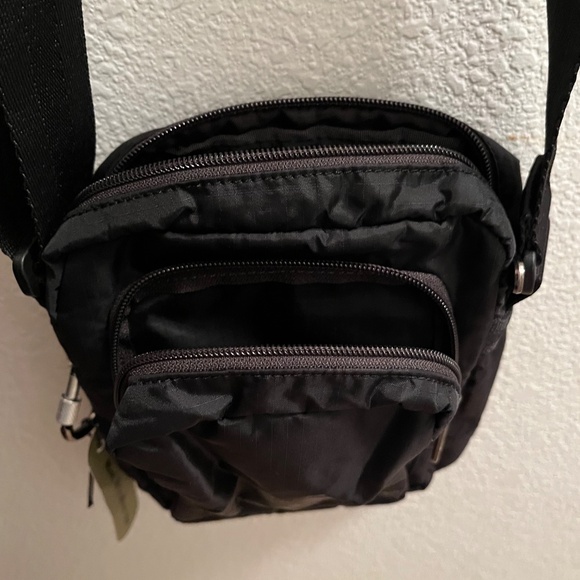 NWT Lesportsac travel pouch with adjustable shoulder strap - Picture 2 of 6